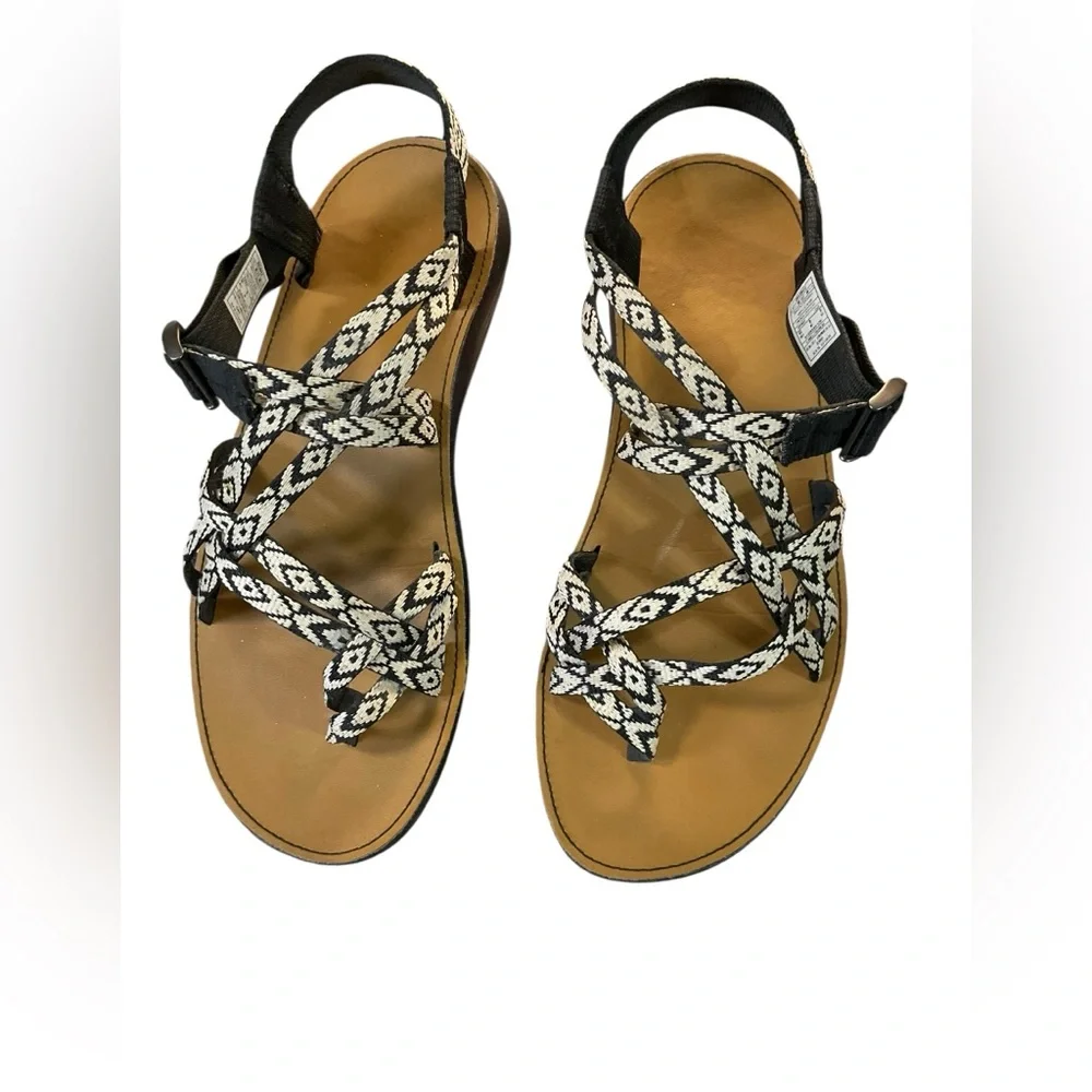 Chaco Diana Beveled white‎ and black double strap sandals with buckle. Size 8